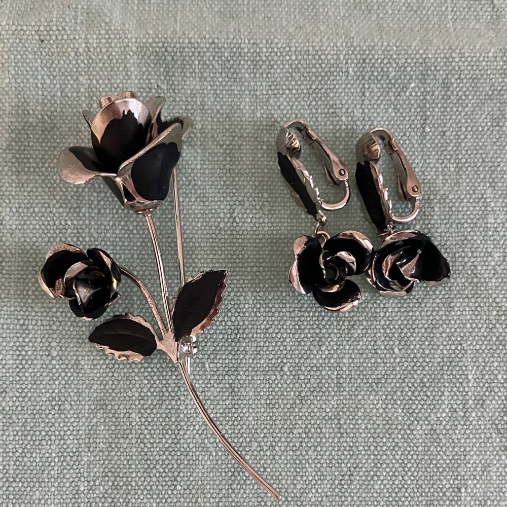 Elegant Black and Silver Rose Jewelry Set
